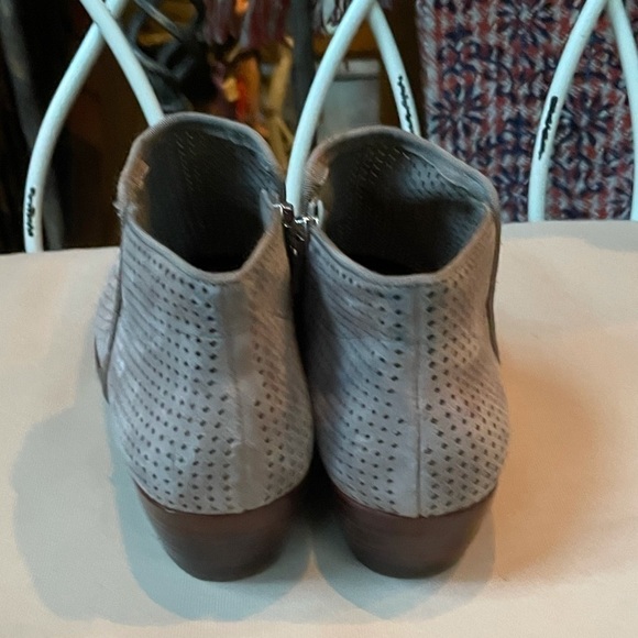 Sam Edelman Perforated‎ Bootie Taupe Size 7.5 - Picture 4 of 7